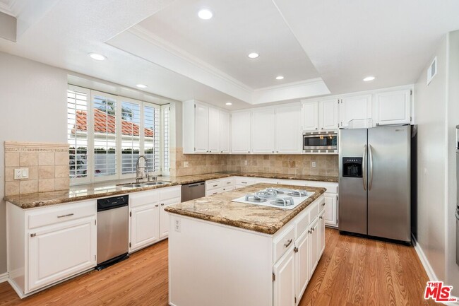 Building Photo - 5683 Hazelcrest Cir