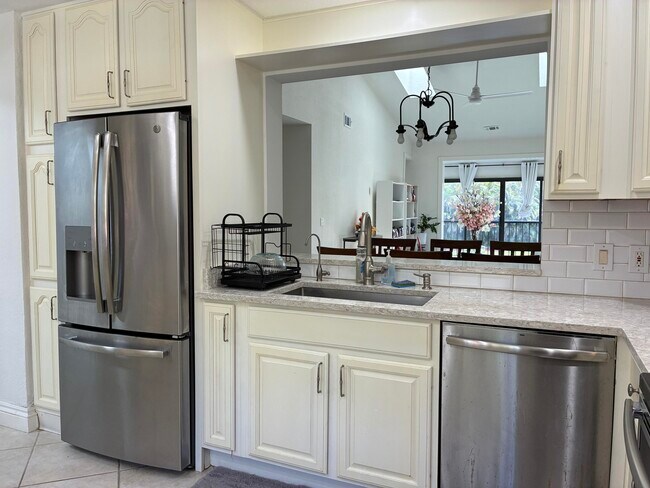 Building Photo - 7895 La Mirada Dr