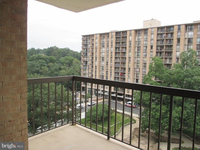 Building Photo - 4500 S Four Mile Run Dr