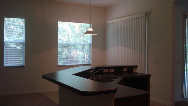 Building Photo - 4/2/2, Beautiful and Spacious!