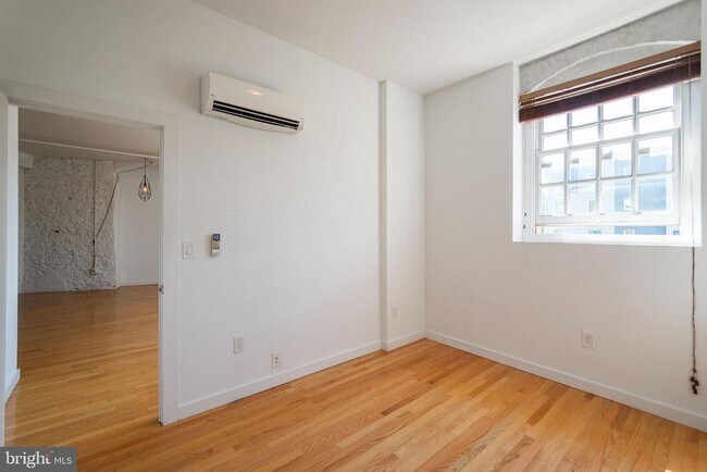 Building Photo - 4 Leverington Ave