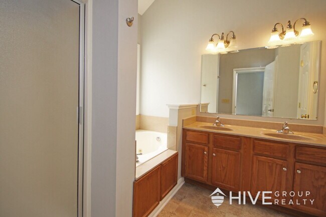 Building Photo - Golf Course Living with Spacious Comfort Inside & Out!