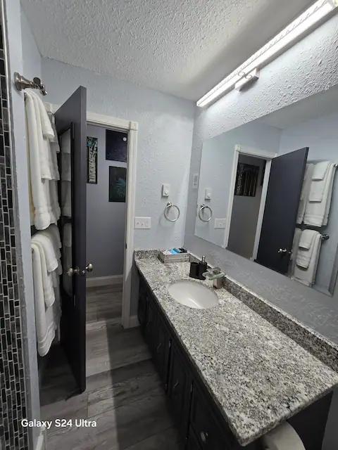 Building Photo - 25 Dodder Ln SW
