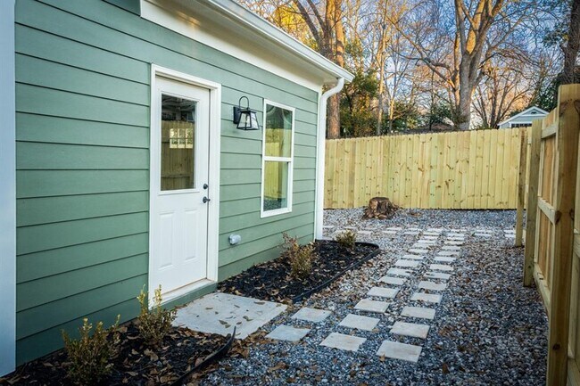 Building Photo - 465 Hemlock Cir SE