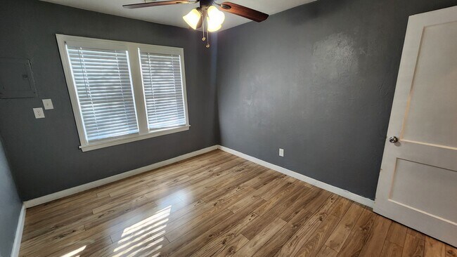 Building Photo - Beautiful 2 bedroom house with granite and central heat and air