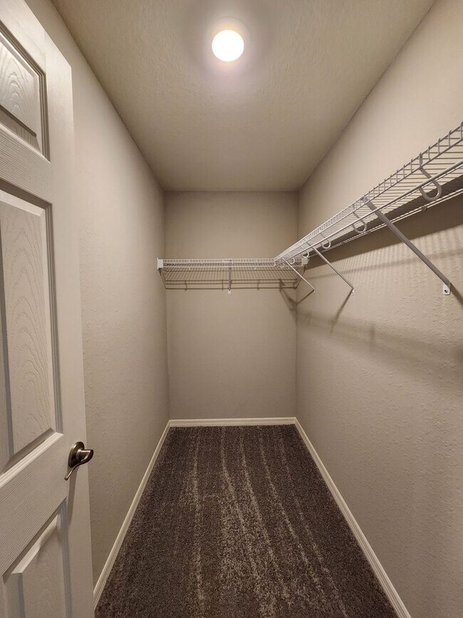 Building Photo - LIKE NEW!!! 4-Bedroom, 2-Bathroom in Villamar Winter Haven