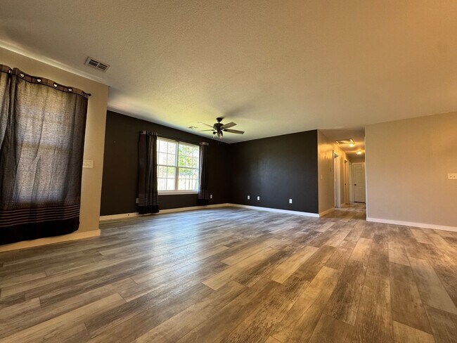 Building Photo - ***910-2 NW A Street***