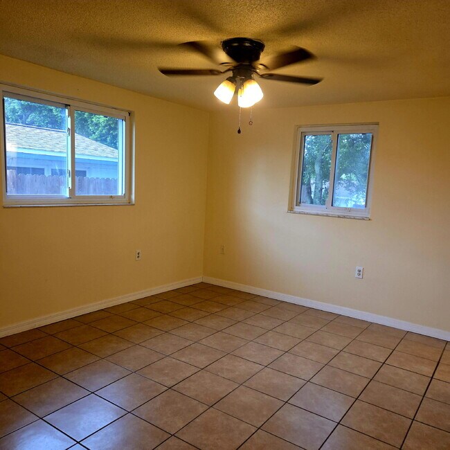 Building Photo - Freshly painted 2/2 Home with garage