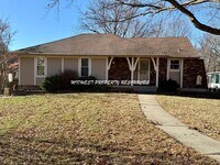 Building Photo - Amazing 3 Bedroom Home - Blue Springs Schools!