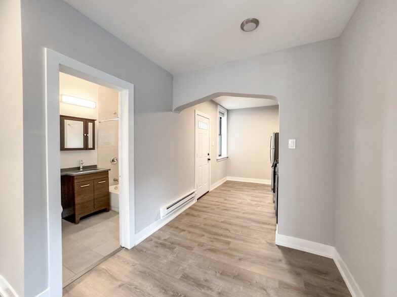 Building Photo - 4412 N Wolcott Ave