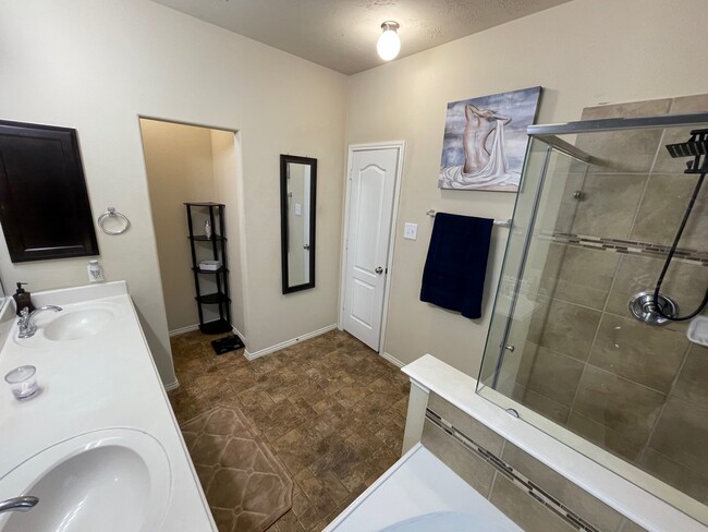 Master Bathroom - 1939 Manor Dr