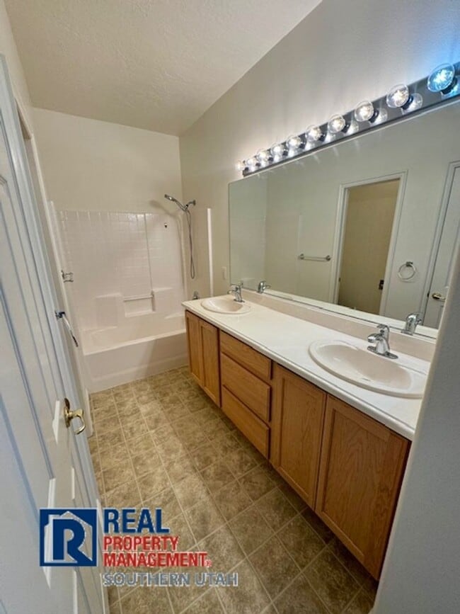 Building Photo - Coral Canyon Home