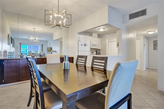 Building Photo - 400 N Riverside Dr