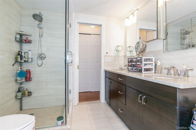 Building Photo - 12 Bond St