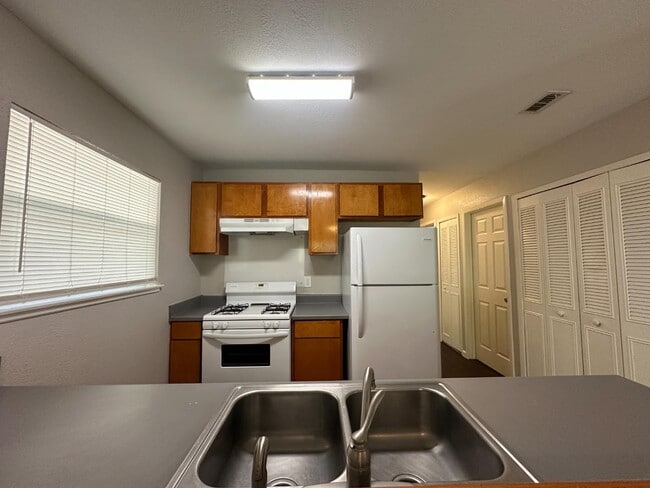 Building Photo - 5127 Village Green