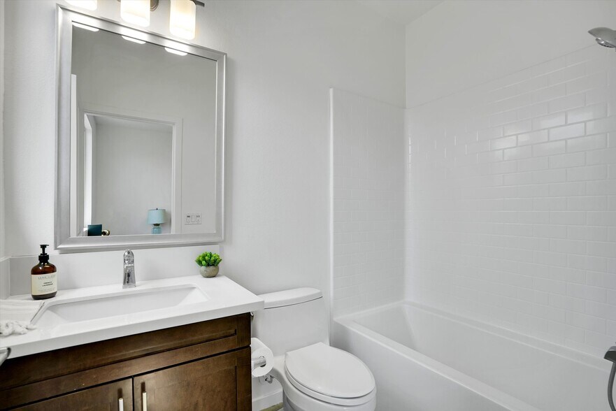 Building Photo - 1512 W Artesia Sq