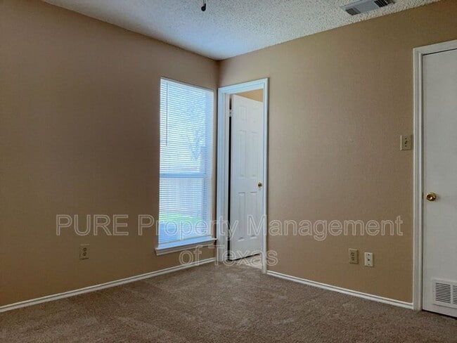 Building Photo - 2028 Redwing Way