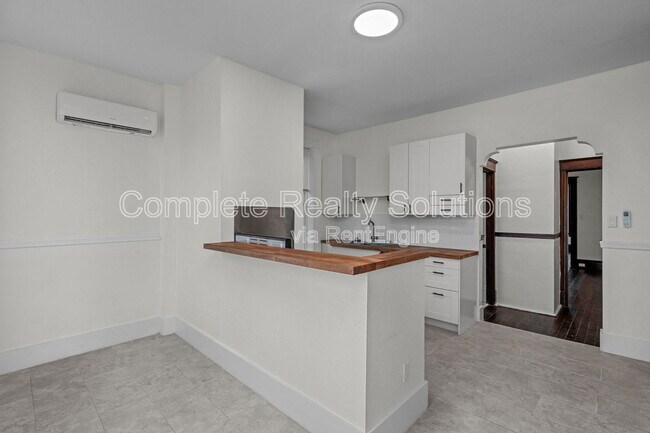 Building Photo - 2042 Russell Blvd