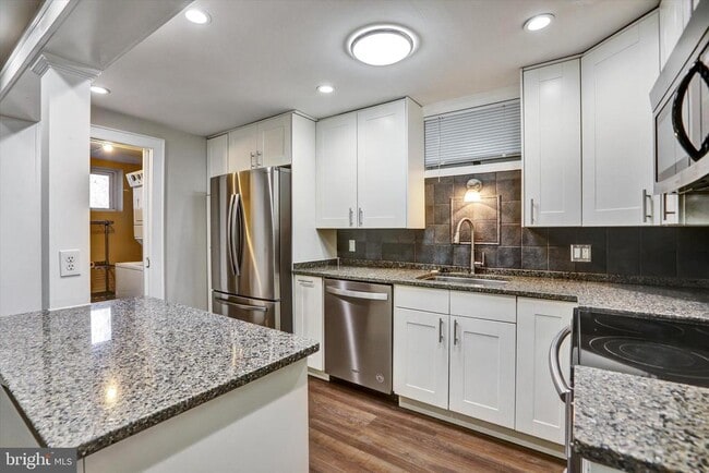 Building Photo - 722 Genessee St