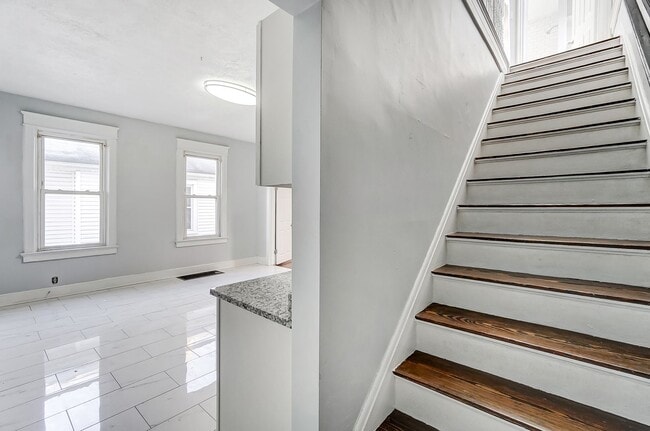 Building Photo - Three Bedroom Home in Hamilton!