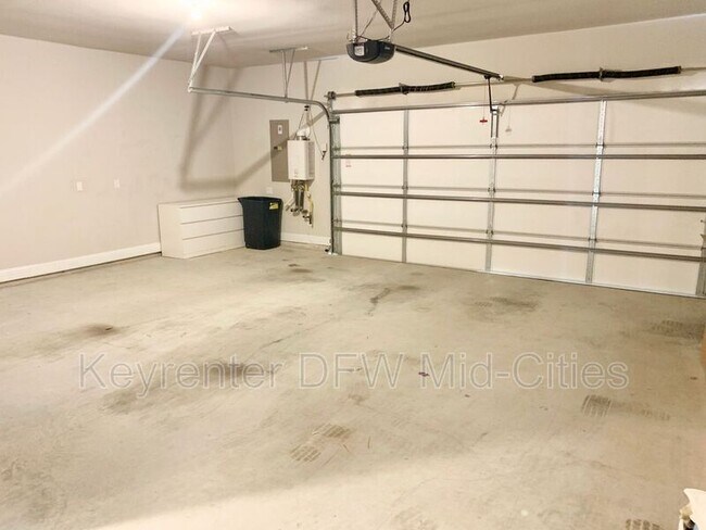 Building Photo - 914 Estelle Dr