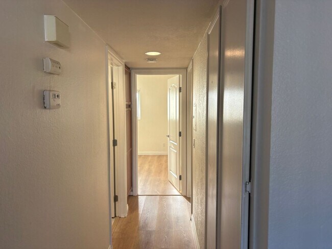 Building Photo - Charming 2 bedroom 2 bathroom Condo in Oceanside!