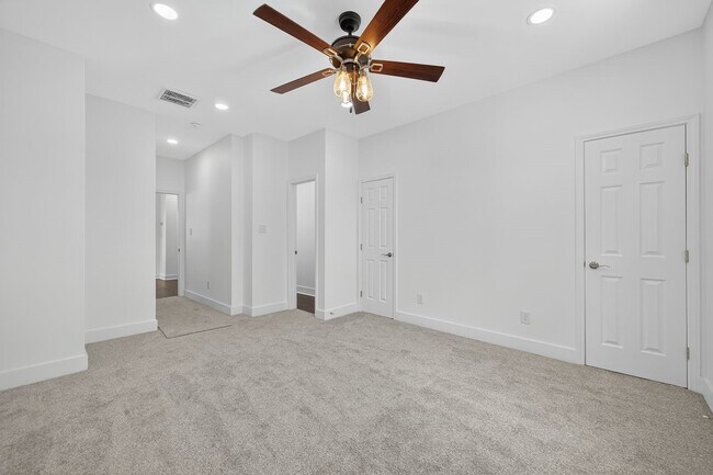 Building Photo - 714 Zoe St