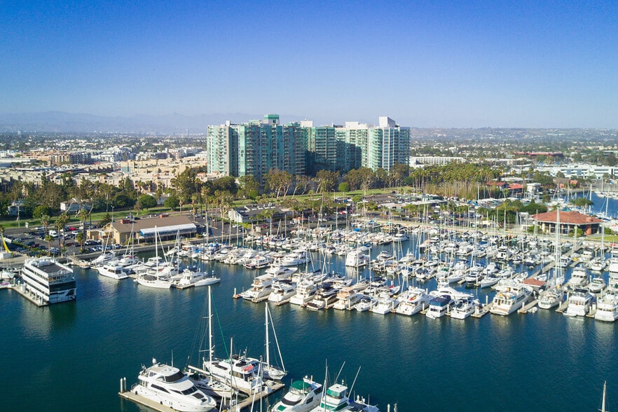 Building Photo - 13700 Marina Pointe Dr