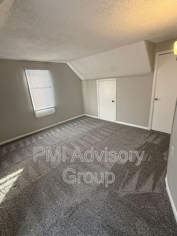 Building Photo - 2027 SW Van Buren St