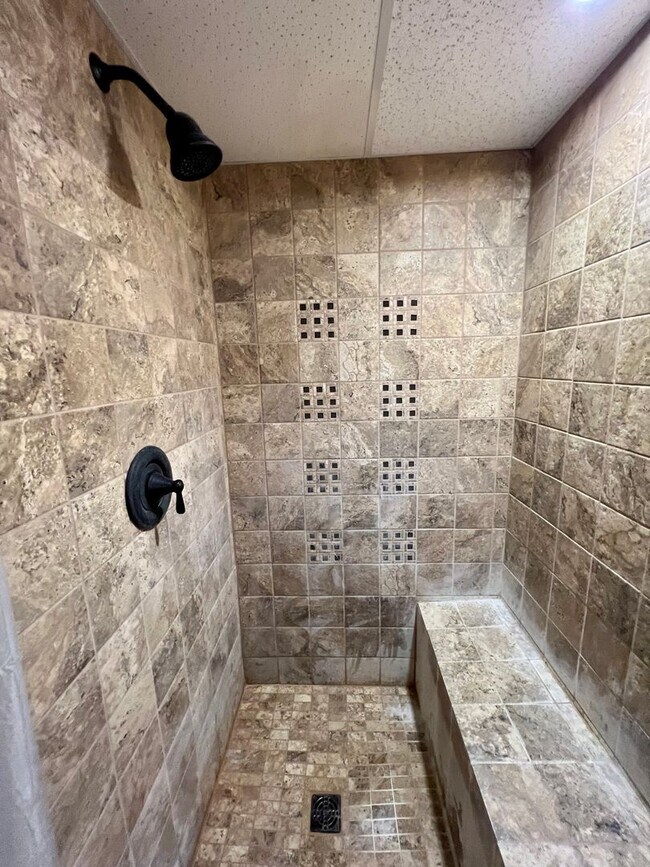 Building Photo - Country living home