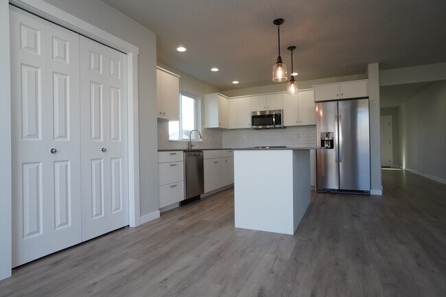 Building Photo - 1218 W Bass River Dr