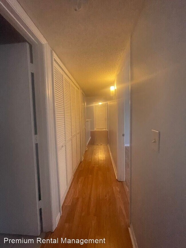 Building Photo - 2 br, 1 bath House - 6118 Westgate Dr #104