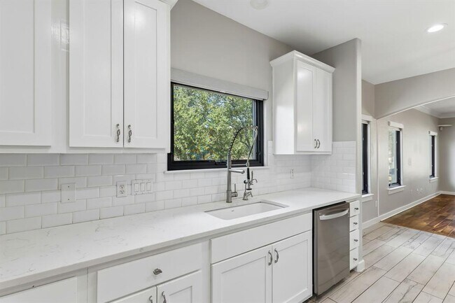 Building Photo - 501 Lone Star Dr