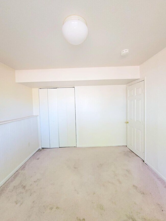 Building Photo - 4 bedroom home with fenced back yard!