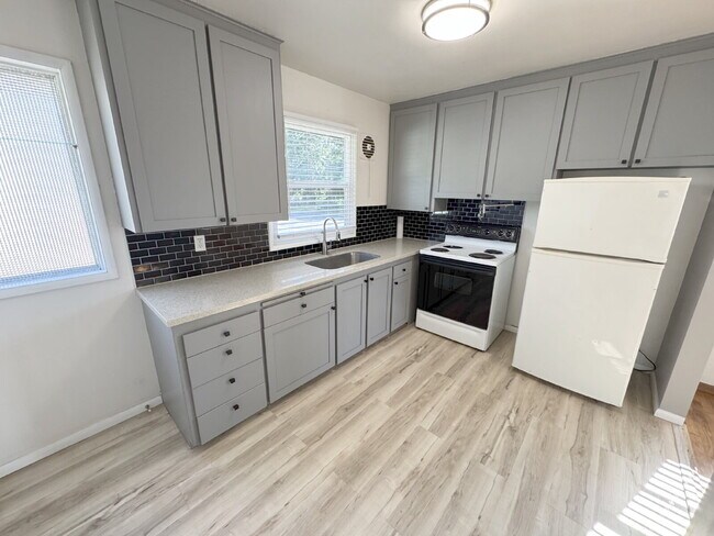 Building Photo - 1 Bed First Floor Quadplex Unit