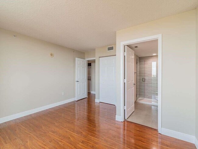 Building Photo - 3000 Coral Wy