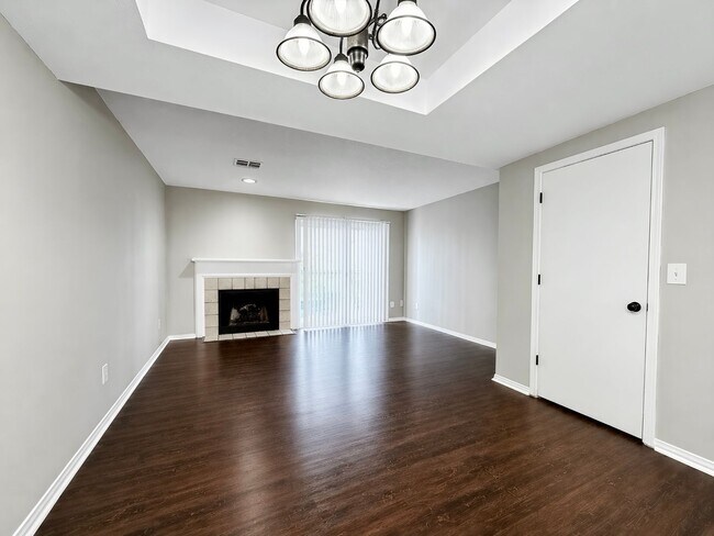 Building Photo - Charming 2 Bed / 1.5 Bath Townhome in Jenks – Great Location!