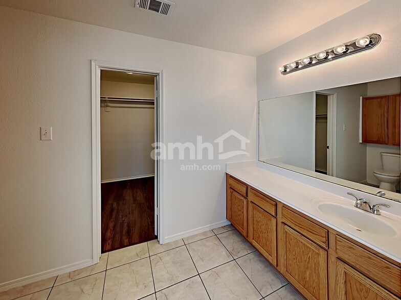 Building Photo - 5820 Bridal Trl