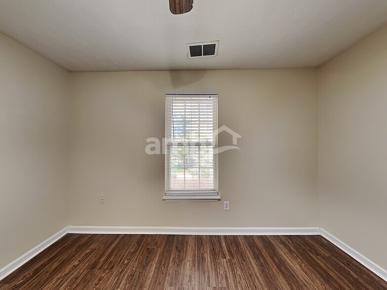 Building Photo - 322 Hillcrest Ln