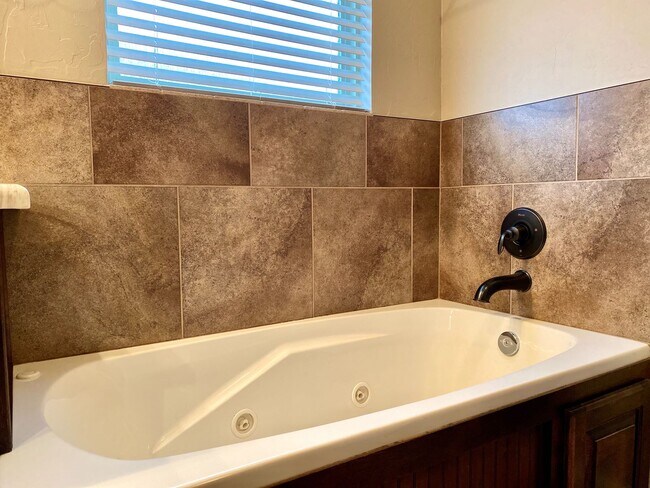 Building Photo - Cute Home In Mustang Schools With Storm Sh...