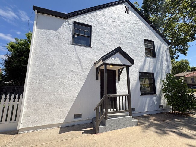 Building Photo - 11 S Hutchins St