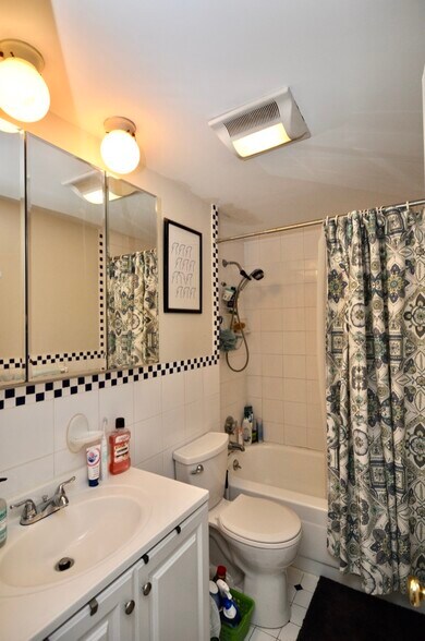 Building Photo - 25 Ridgeway Ln