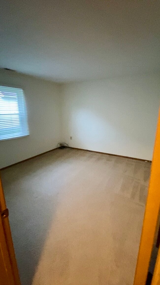 Building Photo - 525 Rosehill Dr