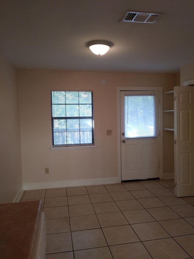 Building Photo - 1000 N Duval St