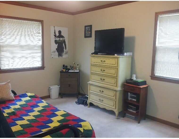 Building Photo - 2257 E Eichel Ave