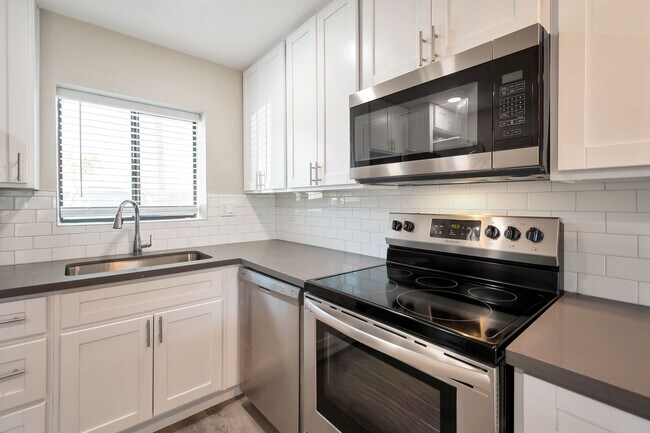 Interior Photo - The Vintage on College