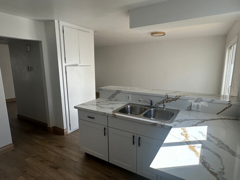 Building Photo - 347 N Eucalyptus Ave