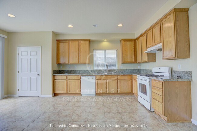 Building Photo - Beautifully maintained 4 bedroom 2 bath home!