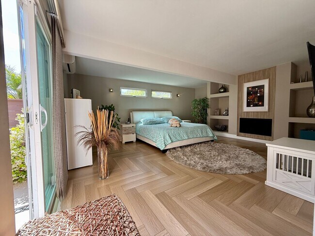 Building Photo - Luxury Furnished 4 Bedroom Home with Pool ...