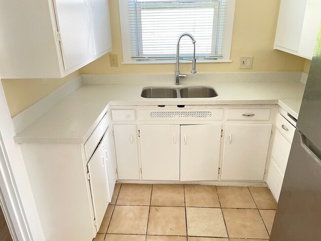 Building Photo - Available Now -  2 Bedroom House